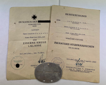 Urkunden + Erkennungsmarke Endkampf 1945 (!), Pommersches Füsilier-Bataillon 104 - Militaria-Berlin