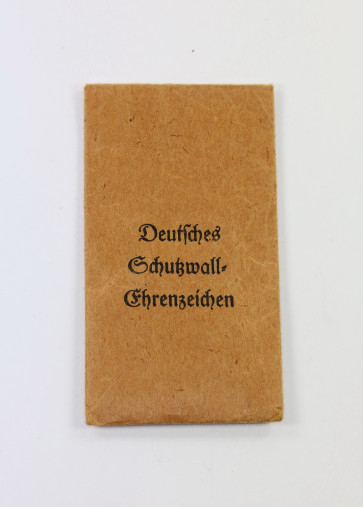 Verleihungstüte Deutsches Schutzwall Ehrenzeichen, Katz & Deyhle - Militaria-Berlin