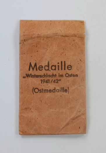 Verleihungstüte, "Medaille Winterschlacht im Osten 1941/42" (Ostmedaille) Ferdinand Hoffstätter Bonn - Militaria-Berlin