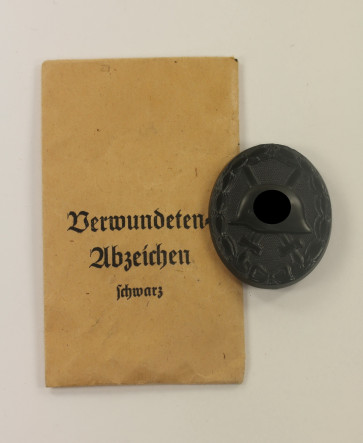 Verwundetenabzeichen in Schwarz 1939, Hst. 129 FK, Verleihungstüte Fritz Kohm, Pforzheim - Militaria-Berlin