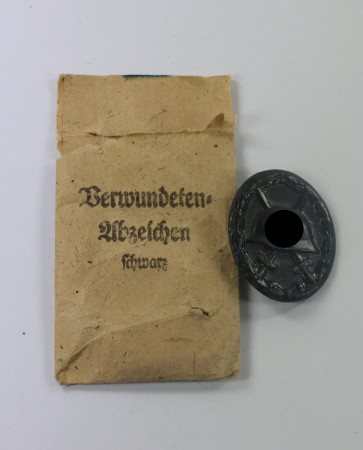 Verwundetenabzeichen in Schwarz 1939, Hst. 32, in Verleihungstüte W. Hobachter, Wien 107 - Militaria-Berlin
