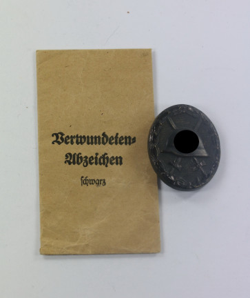 Verwundetenabzeichen in Schwarz 1939, in Verleihungstüte Carl Poellath, Abzeichenfabrik, Schrobenhausen/Obb. - Militaria-Berlin