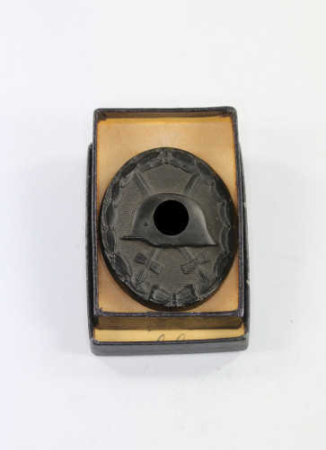 Verwundetenabzeichen in Schwarz, Hst. L/11, in LDO Verkaufsschachtel L/11 - Militaria-Berlin