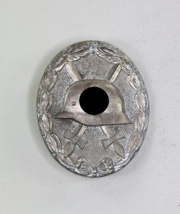 Verwundetenabzeichen in Silber 1939, Buntmetall, mit Trägerritzung - Militaria-Berlin