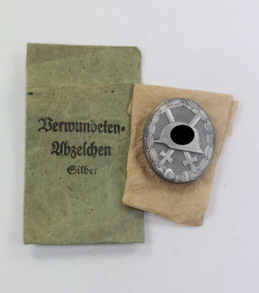 Verwundetenabzeichen in Silber 1939, Hst. 30, in Verleihungstüte Hauptmünzamt Wien 40 - Militaria-Berlin