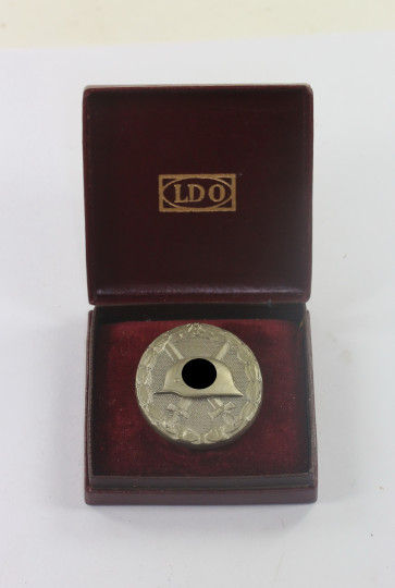 Verwundetenabzeichen in Silber 1939, Hst. L/56 (Buntmetall), im LDO Etui  - Militaria-Berlin