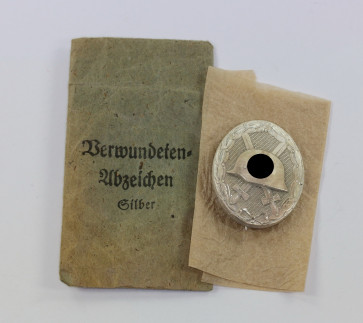  Verwundetenabzeichen in Silber, Hst. 127, in Verleihungstüte Moritz Hausch AG, Pforzheim - Militaria-Berlin