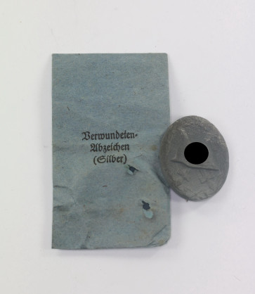  Verwundetenabzeichen in Silber, Hst. 26, in Verleihungstüte B.H. Mayer Pforzheim - Militaria-Berlin