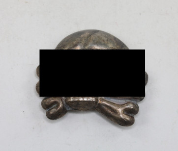 Waffen SS, Totenkopf für die Mütze, 1. Modell - Militaria-Berlin