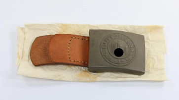 Wehrmacht Heer, Koppelschloss mit Lederlasche für Mannschaften, Hst. ESL41 - Militaria-Berlin