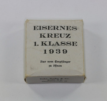 Weißer Umkarton Eisernes Kreuz 1. Klasse 1939, Gebr. Godet & Co. berlin W 8 Charlottenstraße 55 - Militaria-Berlin