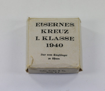 Weißer Umkarton Eisernes Kreuz 1. Klasse 1940 (!), Fehldruck (!), Gebr. Godet & Co. berlin W 8 Charlottenstraße 55 - Militaria-Berlin
