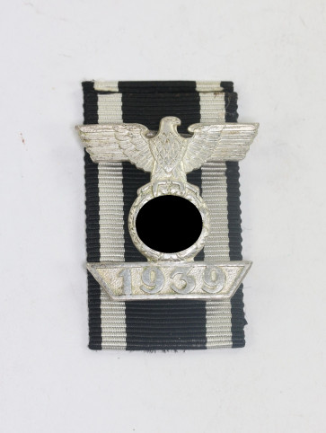  Wiederholungsspange 2. Klasse 1939, 2. Form, Hst. L/11 (Wilhelm Deumer, Lüdenscheid) (Buntmetall) - Militaria-Berlin