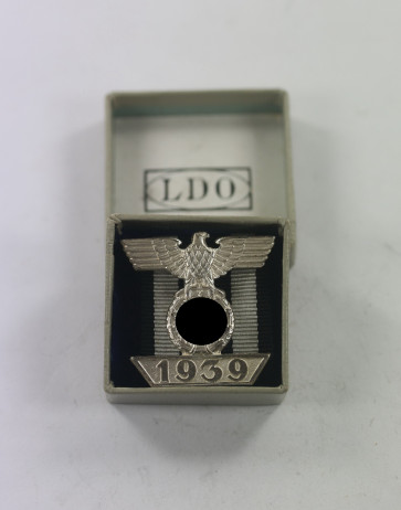 Wiederholungsspange 2. Klasse, Hst. L/11, in LDO Schachtel L/11 (Wilhelm Deumer, Lüdenscheid) - Militaria-Berlin