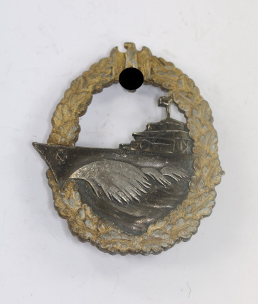 Zerstörerkriegsabzeichen, Hst. Schwerin Berlin 68 (Zink) - Militaria-Berlin