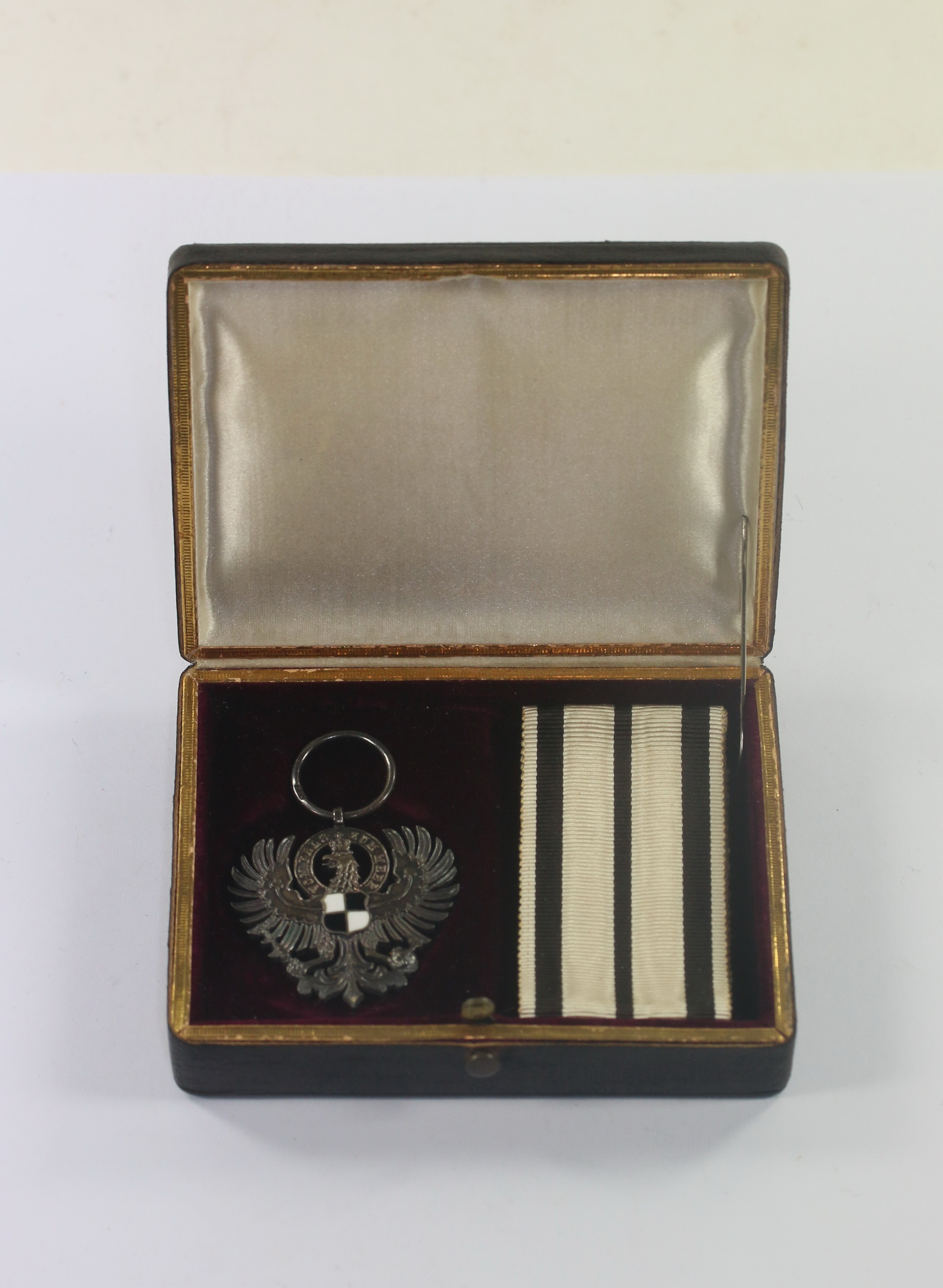 Preußen, Königlicher Hausorden von Hohenzollern, Adler der Inhaber, im Etui – Vom Fels zum Meer (1) Preußen, Königlicher Hausorden von Hohenzollern, Adler der Inhaber, im Etui – Vom Fels zum Meer – Bild 1