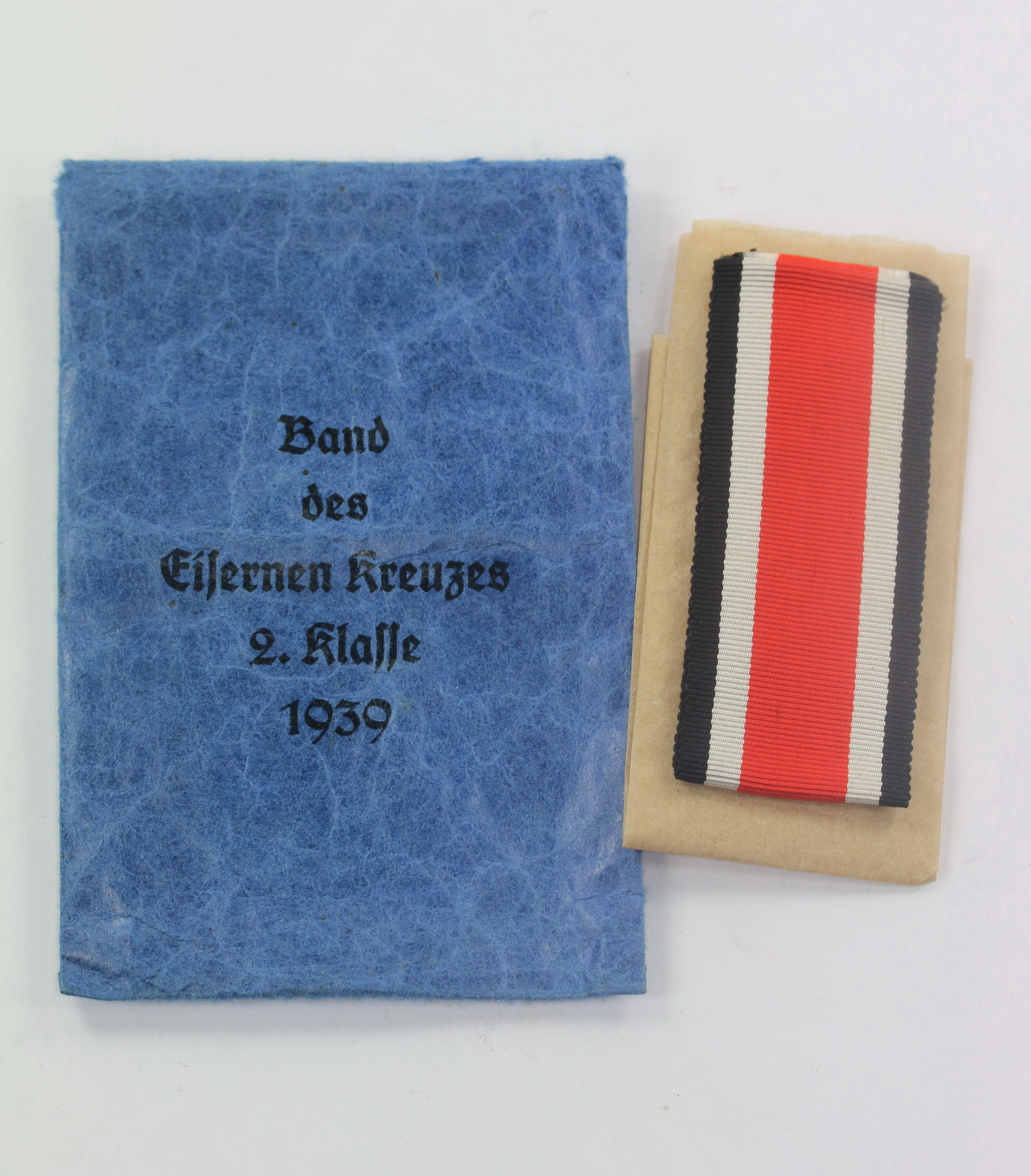  Band des Eisernen Kreuzes 2. Klass 1939, in Verleihunhstüte, Carl Koblauch Seidenbandfabrik Berlin – Bild 1