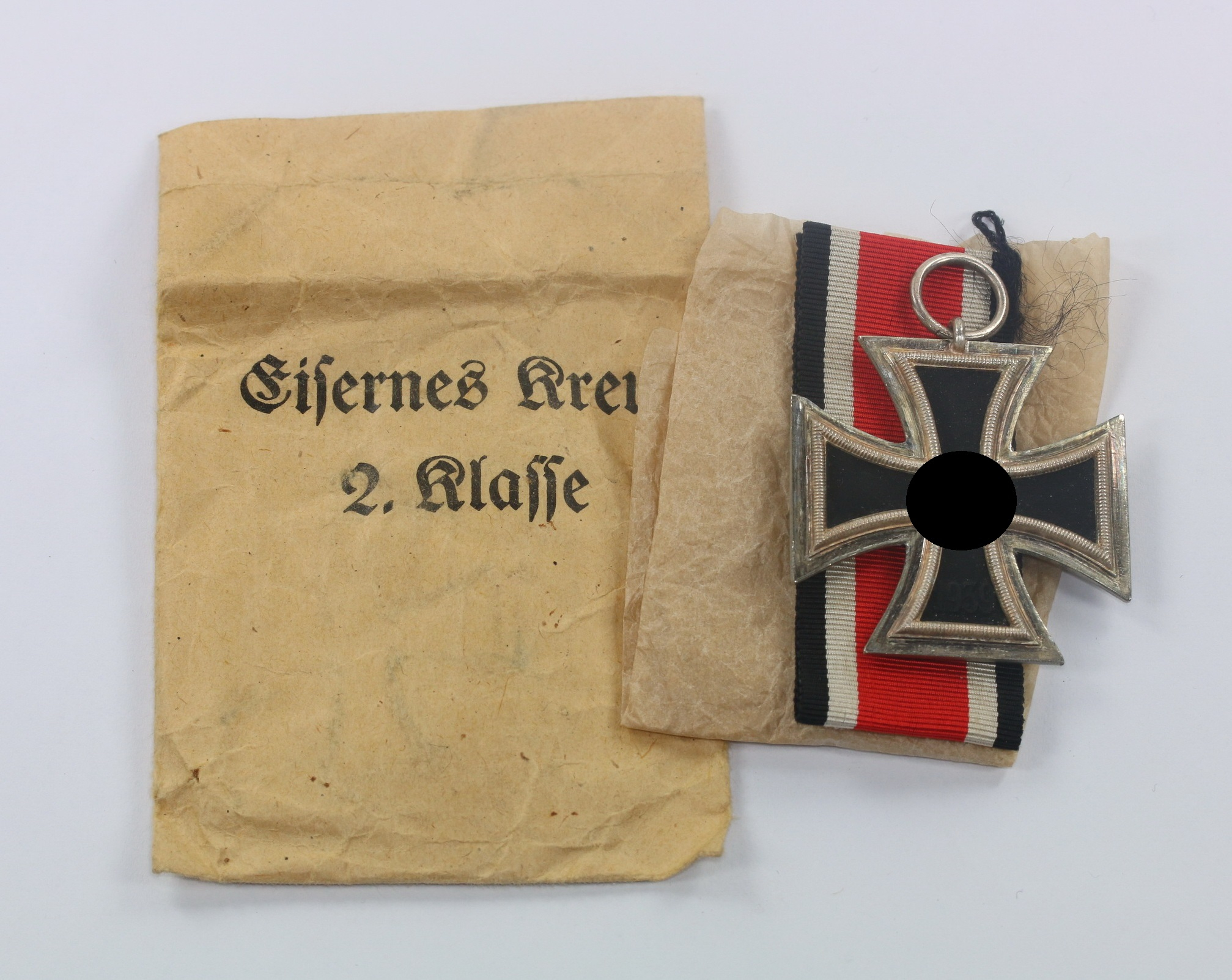  Eisernes Kreuz 2. Klasse 1939, Hst. 24, in kleiner (!), weißer (!) Verleihungstüte Arbeitsgemeinschaft der Hanauer Plakettenhersteller – Bild 1