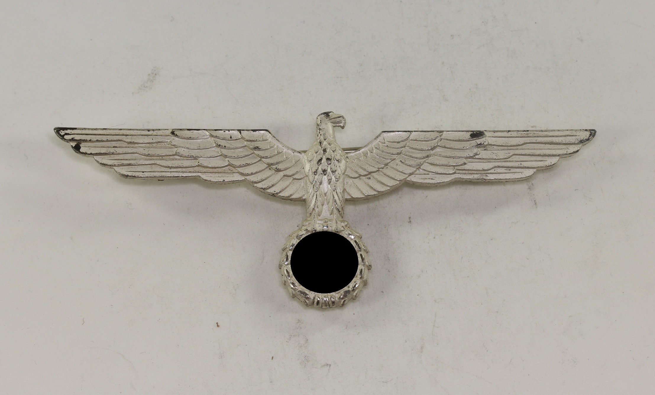 _wehrmacht_heer_metall_brustadler_f_r_die_wei_e_sommerjacke_der_offiziere_1__1 Wehrmacht Heer, Metall Brustadler für die weiße Sommerjacke der Offiziere – Bild 1