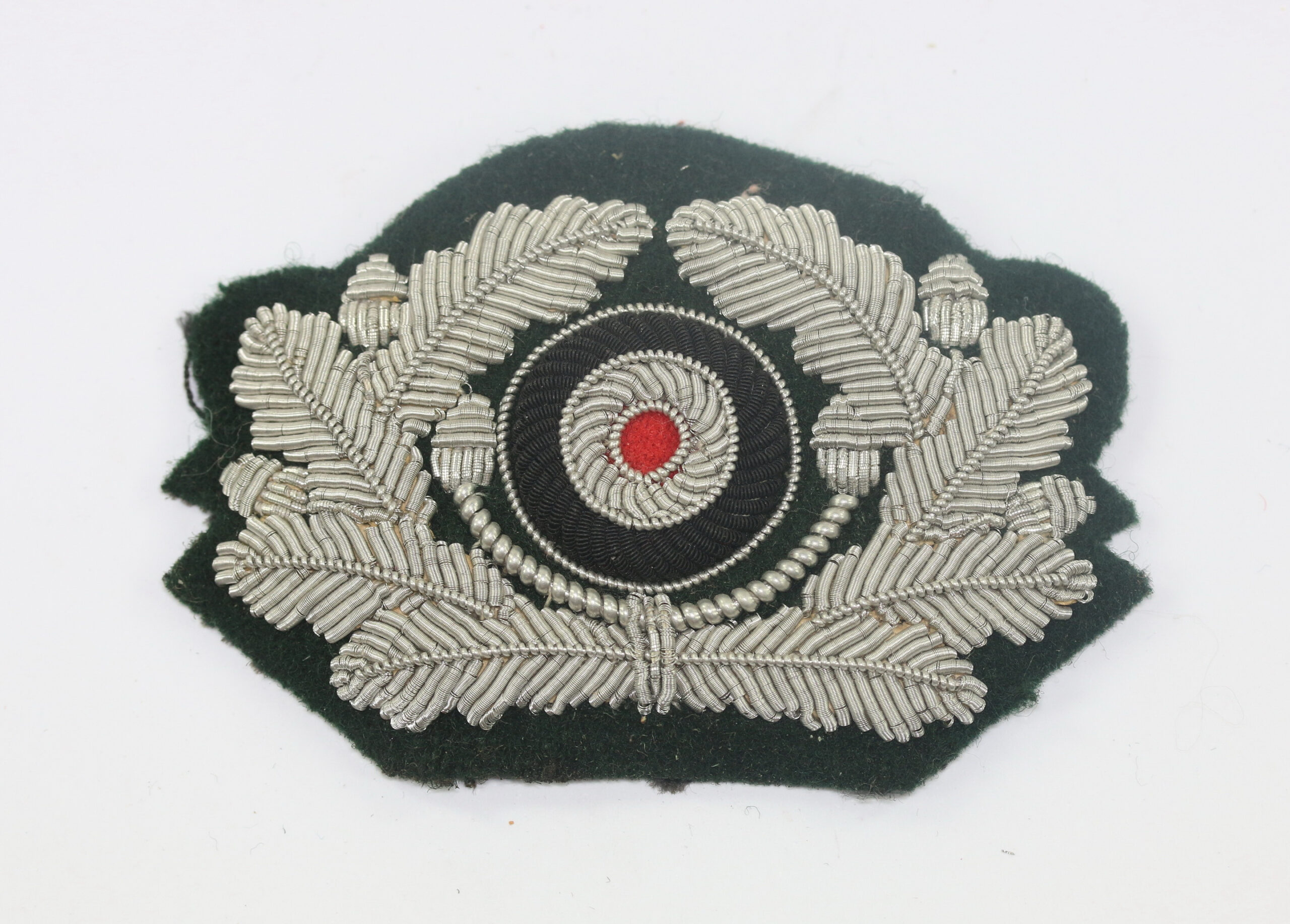 Wehrmacht Heer, Schirmmützeneichenlaub und Korkade für Offiziere (Stoff) – Bild 1