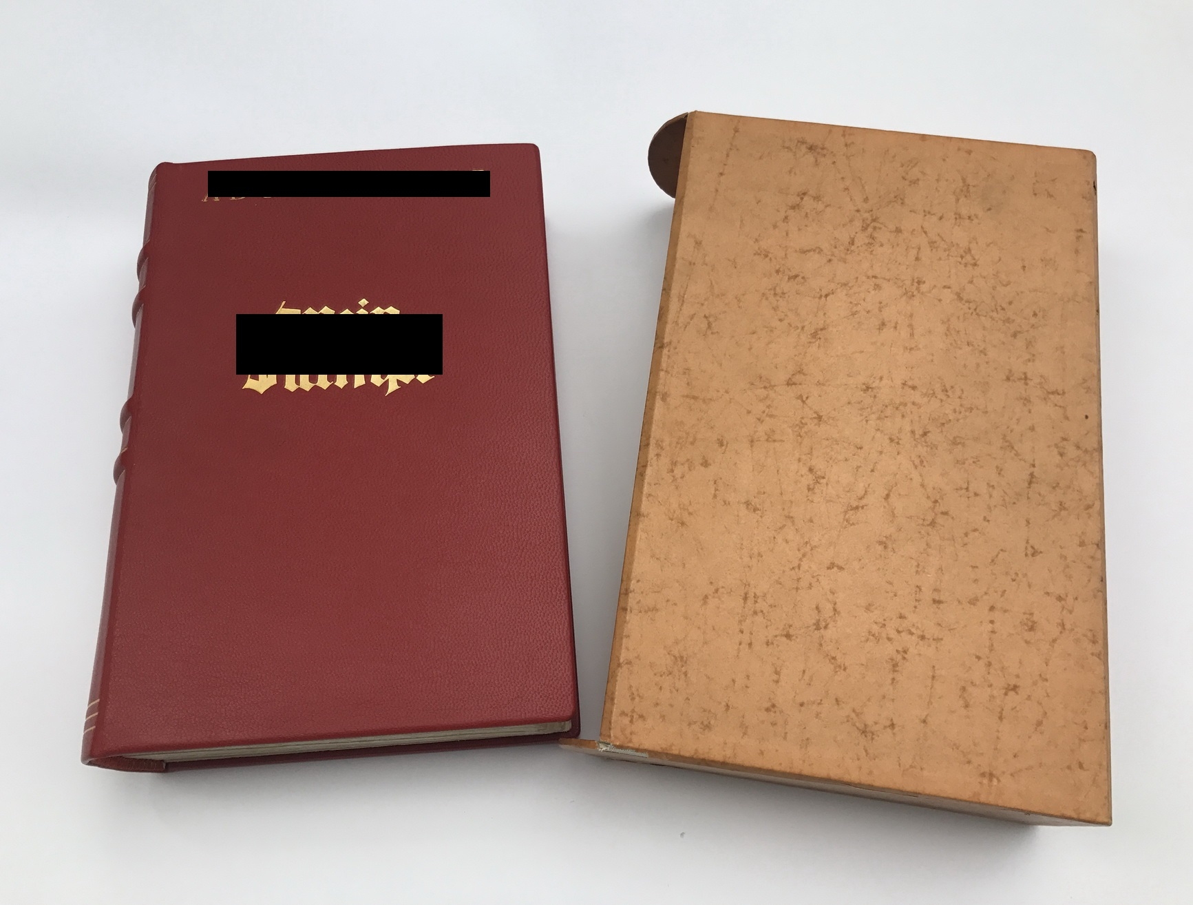 Adolf Hitler, Mein Kampf, Prachtausgabe, Büttenpapier, roter Ledereinband, Goldschnitt, mit Schuber – Bild 1