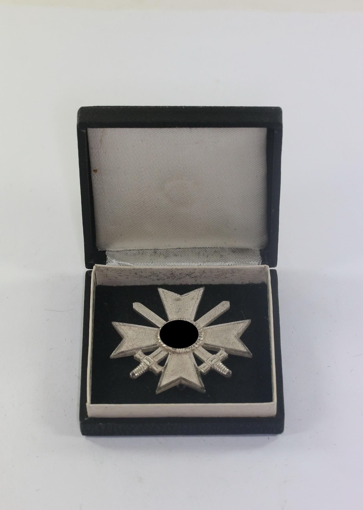  Kriegsverdienstkreuz 1. Klasse mit Schwertern, Hst. 1 (Deschler & Sohn, München), im Etui – Bild 1