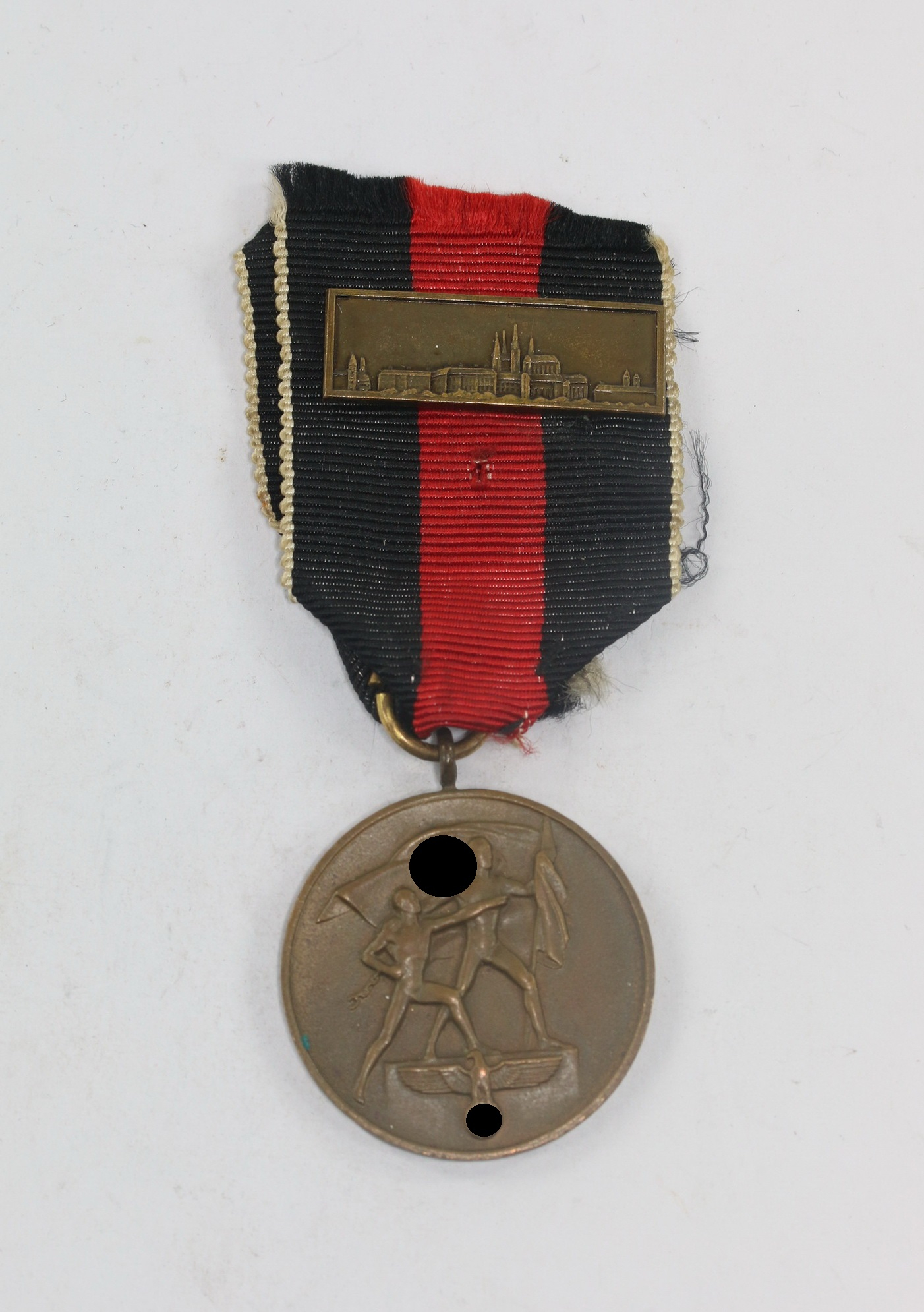 Anschlußmedaille Sudetenland (1. Oktober 1938), mit Spange Pragerburg – Bild 1