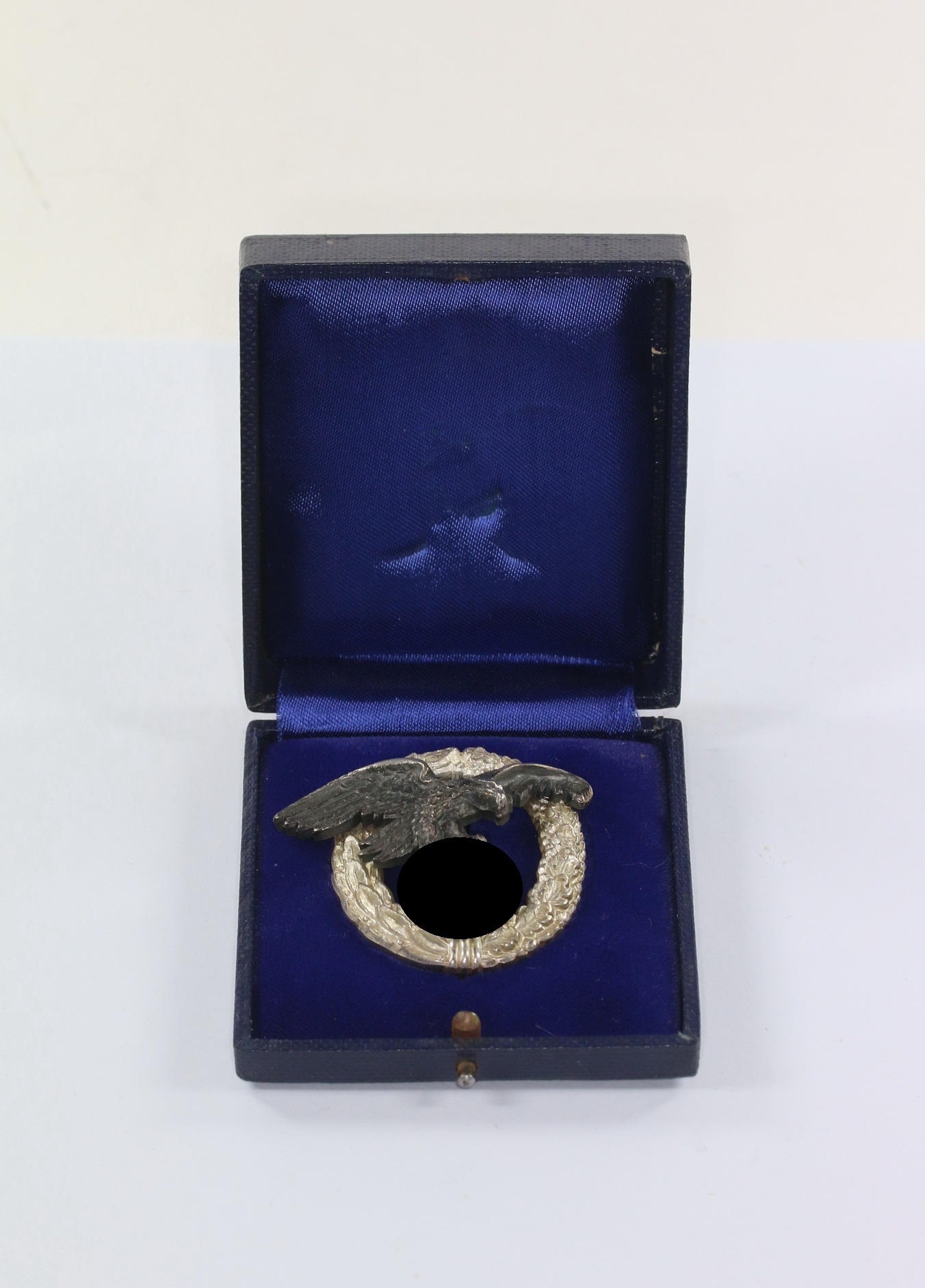 beobachterabzeichen_der_luftwaffe_hersteller_p Beobachterabzeichen der Luftwaffe, Hst. P. Meybauer, im Etui – Bild 1