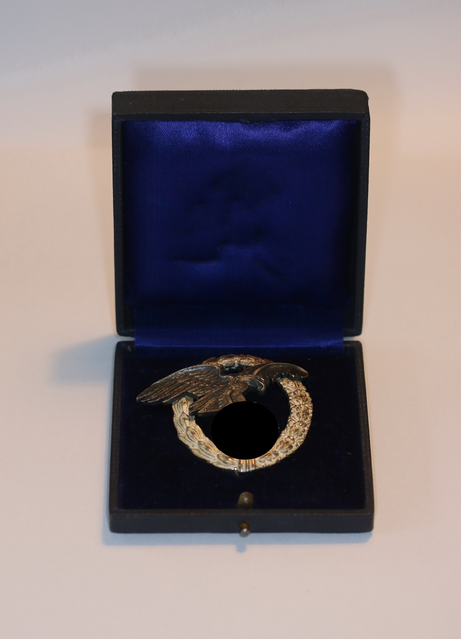 Beobachterabzeichen der Luftwaffe, Hst. CE Juncker, 1. Modell (J.1), im Etui – Bild 1