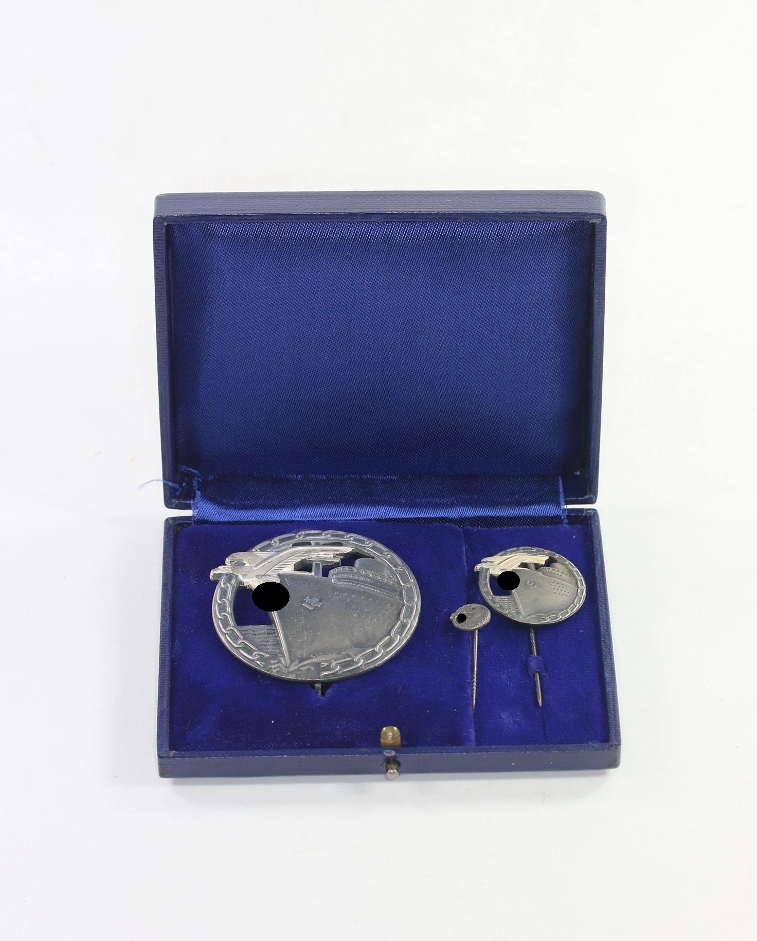 Blockadebrecher Kriegsabzeichen, Hst. Schwerin, mit 24 mm, Hst. Schwerin und 9 mm Miniatur, im Doppeletui – Bild 1