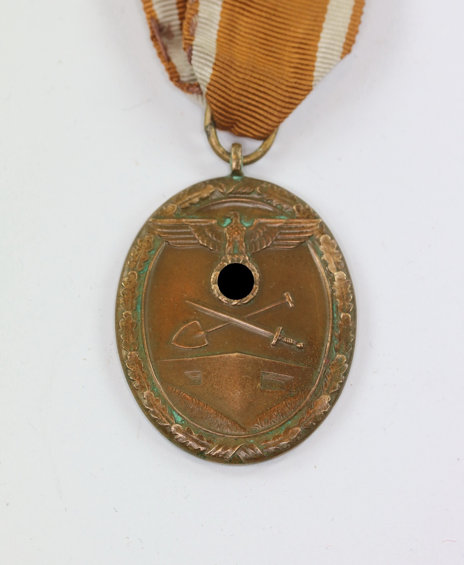 buntmetall_deutsches_schutzwall_ehrenzeichen_f_r_arbeit_zum_schutze_deutschlands_1__1 Deutsches Schutzwall Ehrenzeichen, Für Arbeit zum Schutze Deutschlands – Bild 1