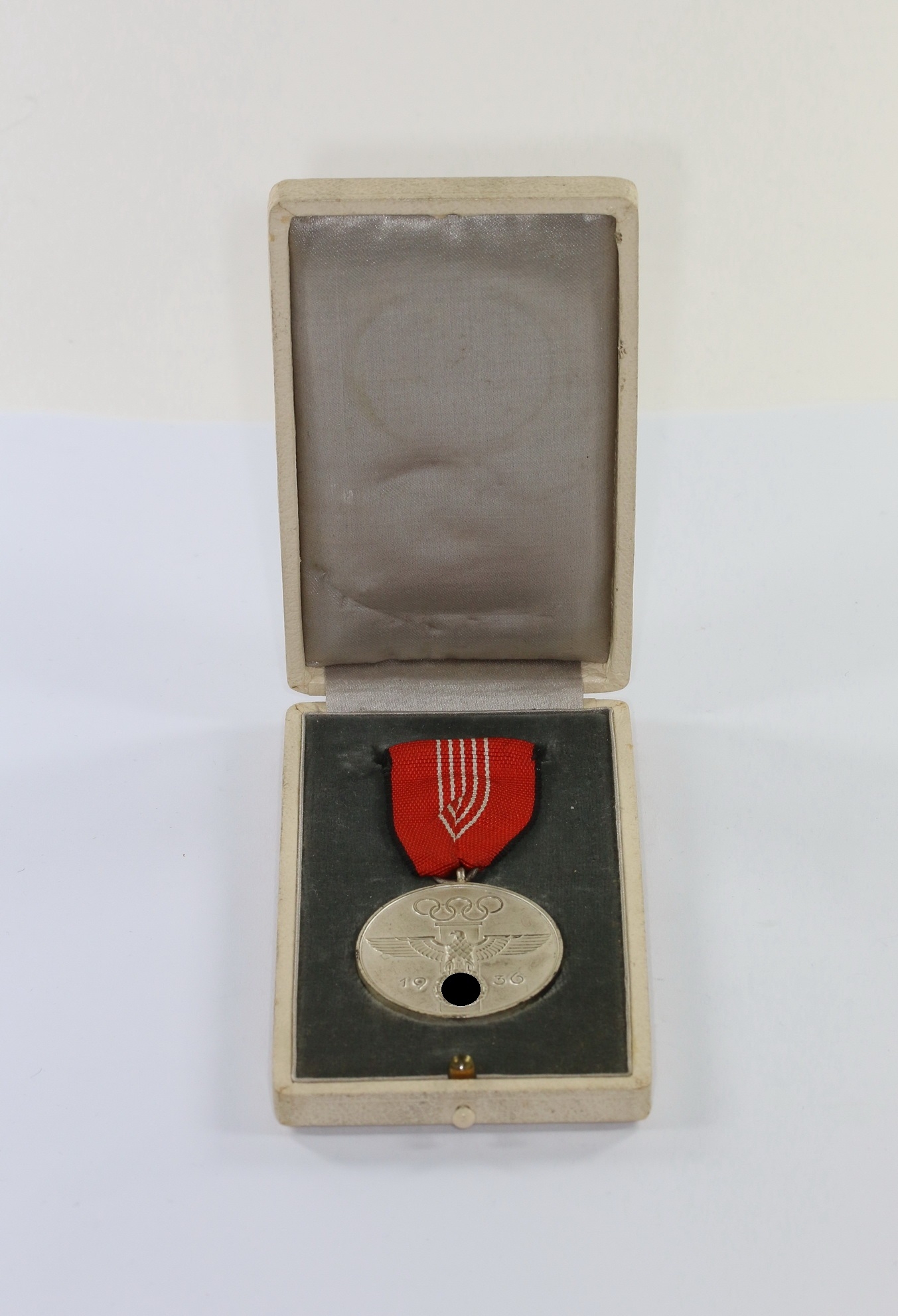 deutsches_olypia_ehrenzeichen_im_etui_1__1 Deutsche Olympia-Erinnerungsmedaille 1936 – Bild 1