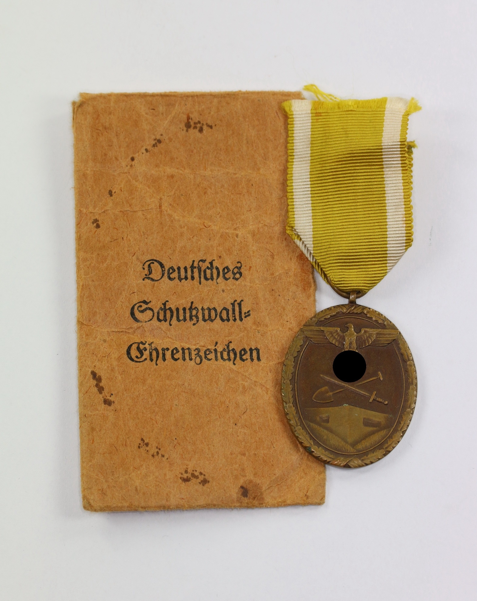 deutsches_schutzwall_ehrenzeichen_in_verleihungst_te_august_menze_sohn_wien_vi_1__1 Deutsches Schutzwall Ehrenzeichen, in Verleihungstüte August Menze & Sohn Wien VI – Bild 1