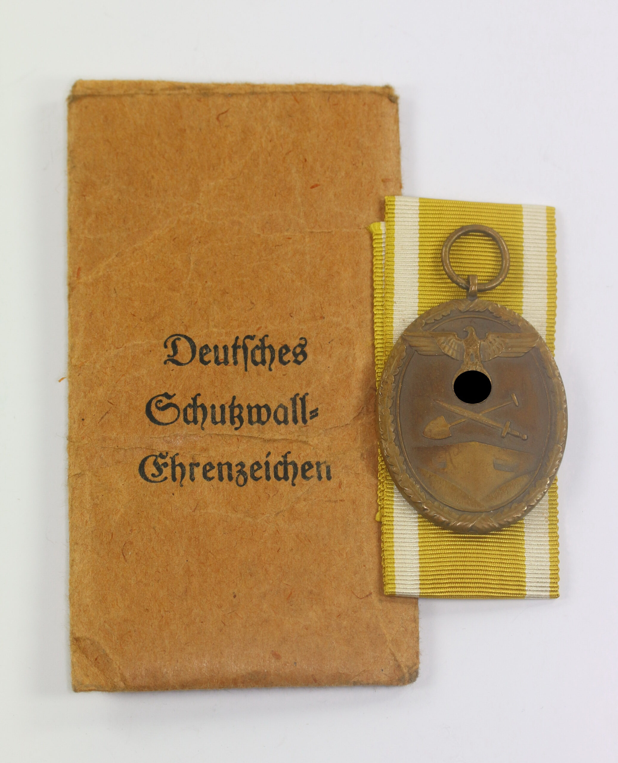 deutsches_schutzwall_ehrenzeichen_in_verleihungst_te_august_menze_sohn_wien_vi_1__3 Deutsches Schutzwall Ehrenzeichen, in Verleihungstüte August Menze & Sohn Wien VI – Bild 1