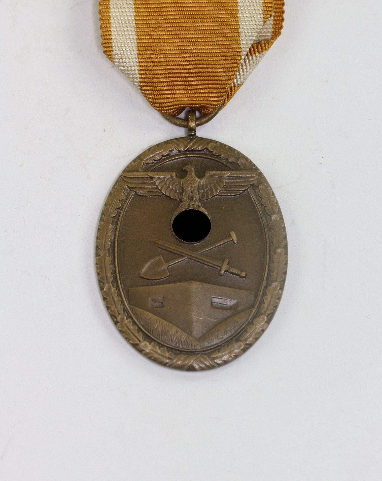 deutsches_schutzwallehrenzeichen_buntmetall_1__1 Deutsches Schutzwall-Ehrenzeichen, Buntmetall – Bild 1