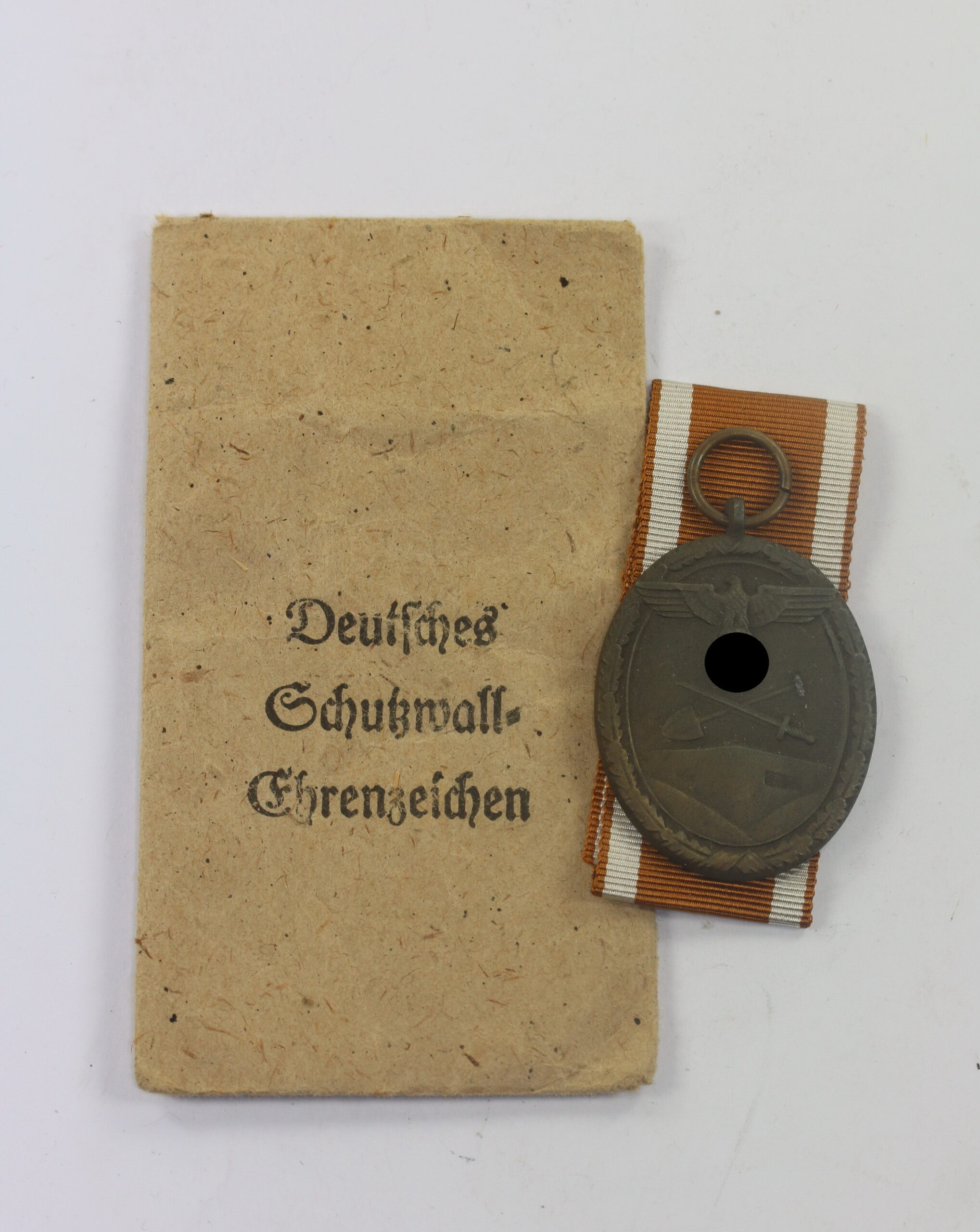  Deutsches Schutzwall-Ehrenzeichen, in Verleihungstüte Karl Poellath Schrobenhausen – Bild 1