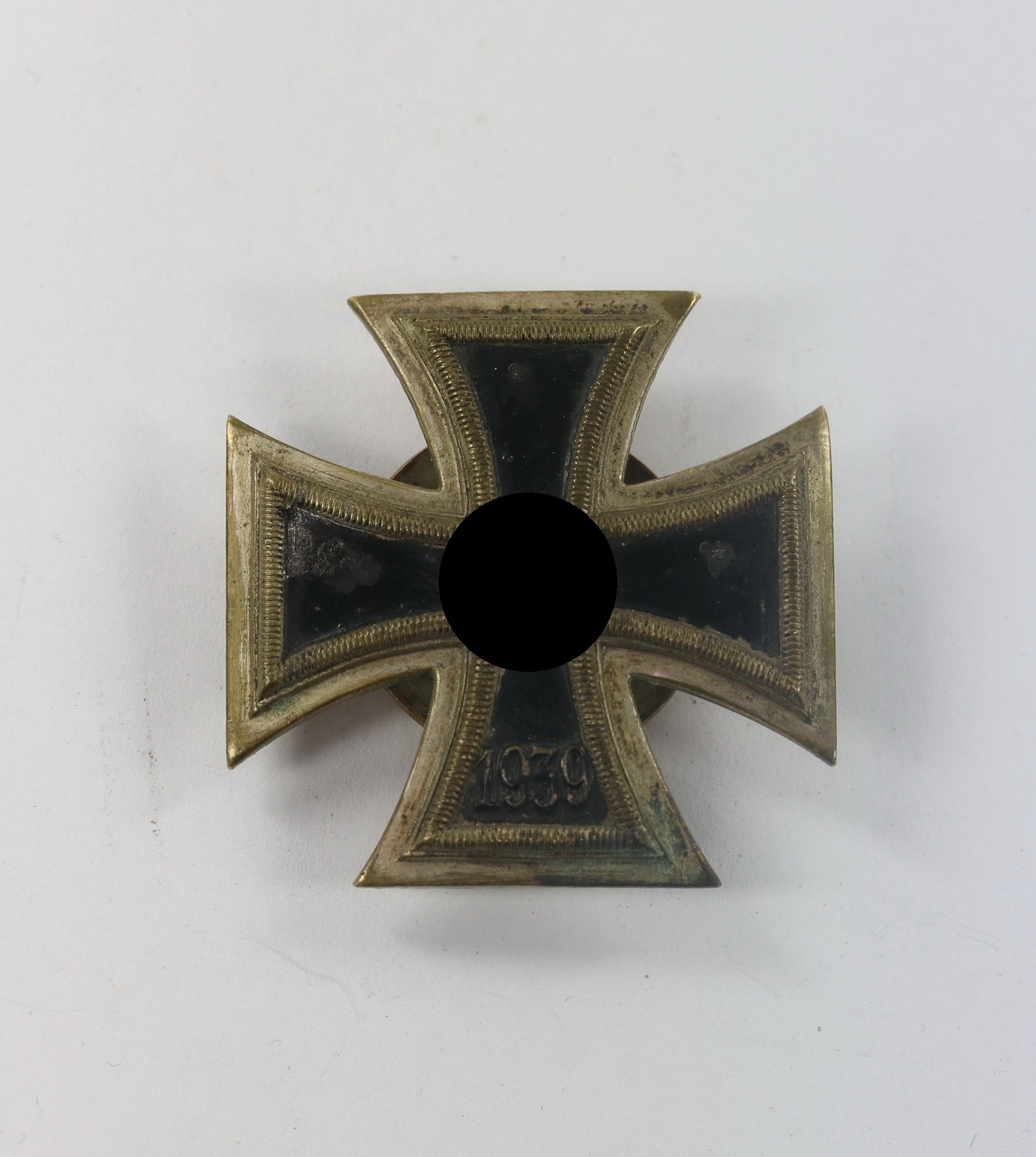 eisernes_kreuz_1 Eisernes Kreuz 1. Klasse 1939, an Schraube und Scheibe, C.E. Juncker, einteilig, nicht magnetisch – Bild 1