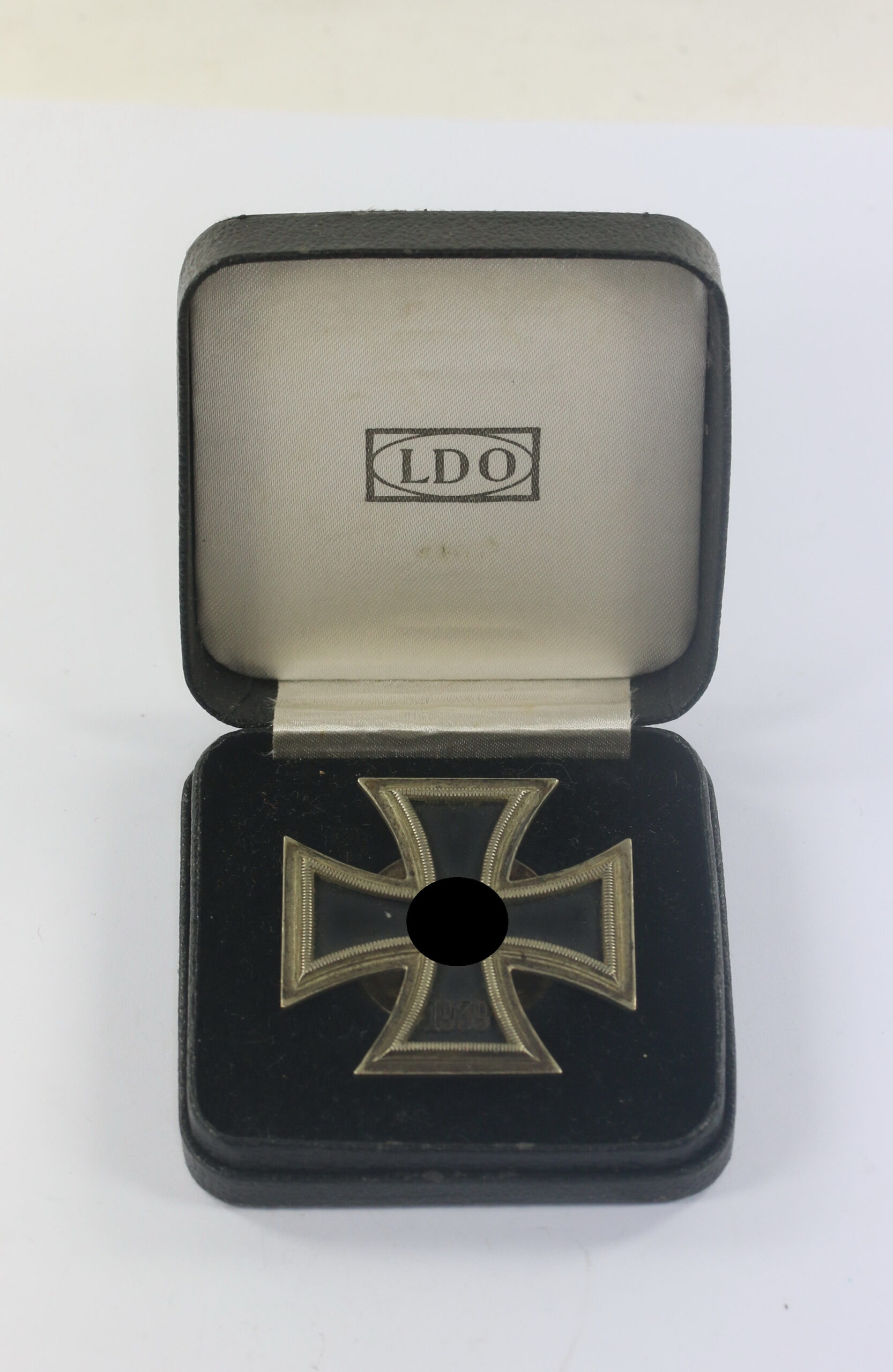 Eisernes Kreuz 1. Klasse 1939, Hst. L/13 an Schraubscheibe, im LDO Halbetui – Bild 1