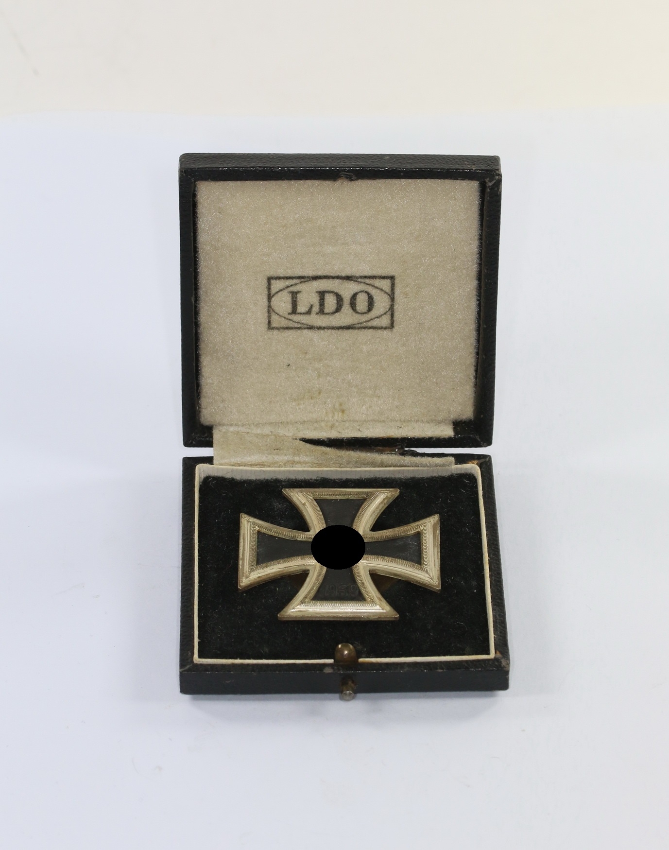 Eisernes Kreuz 1. Klasse 1939, Hst. L/57, an Schraubscheine (!), im LDO Etui – Bild 1