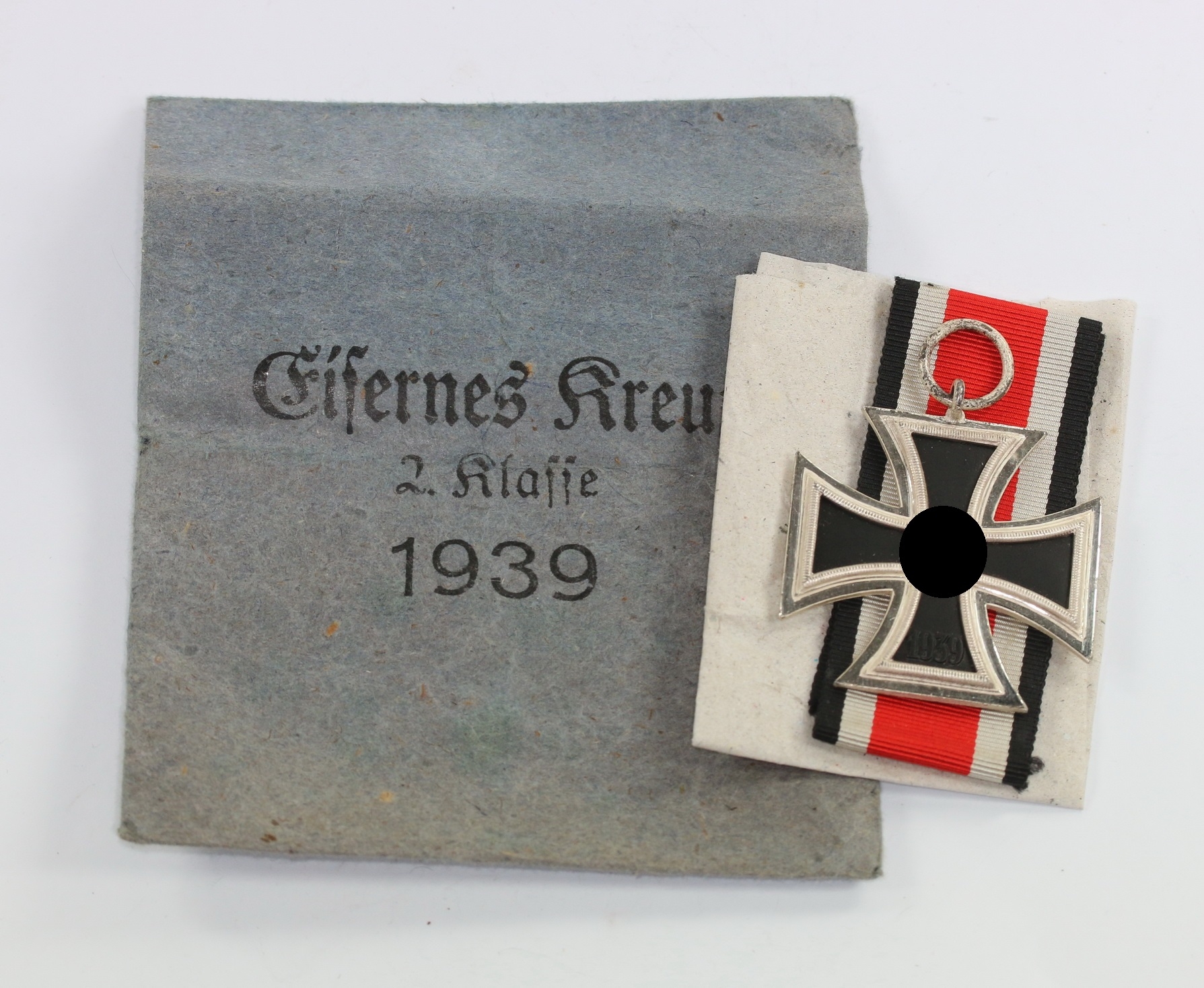 Eisernes Kreuz 2. Klasse 1939, Hst. 100, in Verleihungstüte – Bild 1