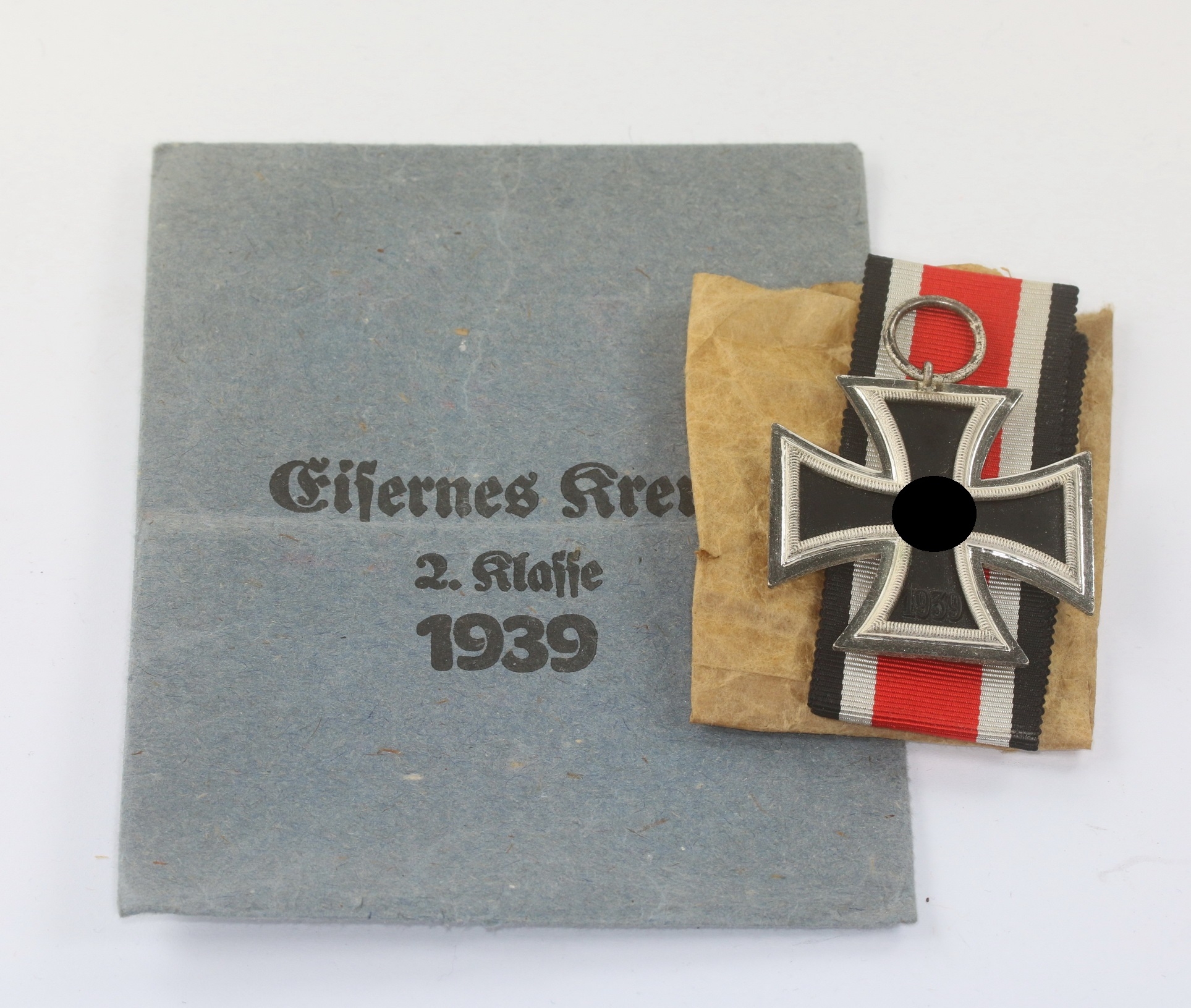  Eisernes Kreuz 2. Klasse 1939, Hst. 13, in Verleihungstüte Gustav Brehmer – Bild 1
