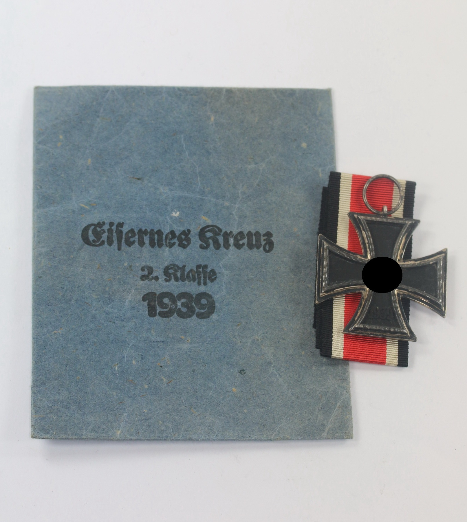  Eisernes Kreuz 2. Klasse 1939, Hst. 21 (!), in großer Verleihugstüte Gebr. Godet & Co. Berlin W8, Charlottenstr. 55 – Bild 1
