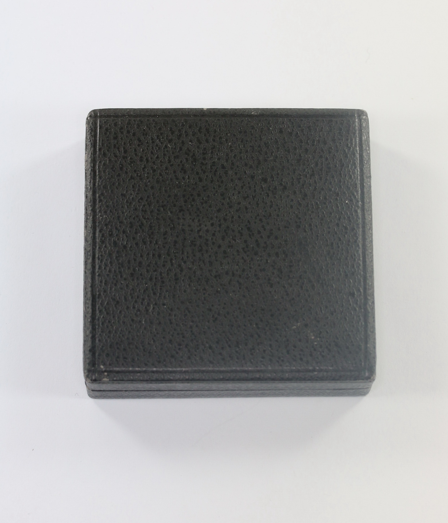 etui_eisernes_kreuz_1 Etui Eisernes Kreuz 1. Klasse 1939 an Schraubscheibe E.K.1 Schraube L/54 – Bild 1