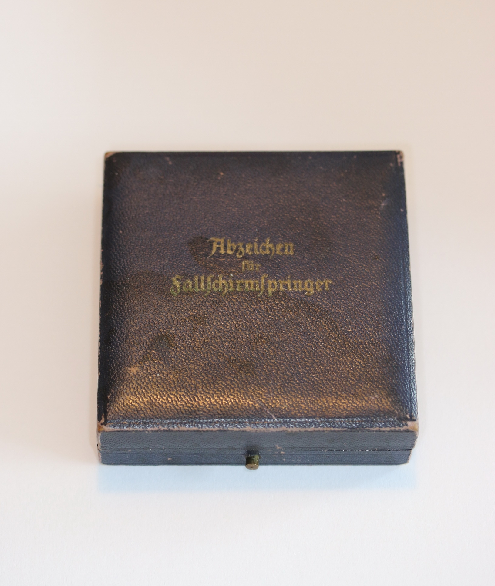 etui_f_r_ein_fallschirmsch_tzenabzeichen_des_heeres_abzeichen_f_r_fallschirmspringer_1__1 Etui für ein Fallschirmschützenabzeichen des Heeres, Abzeichen für Fallschirmspringer – Bild 1