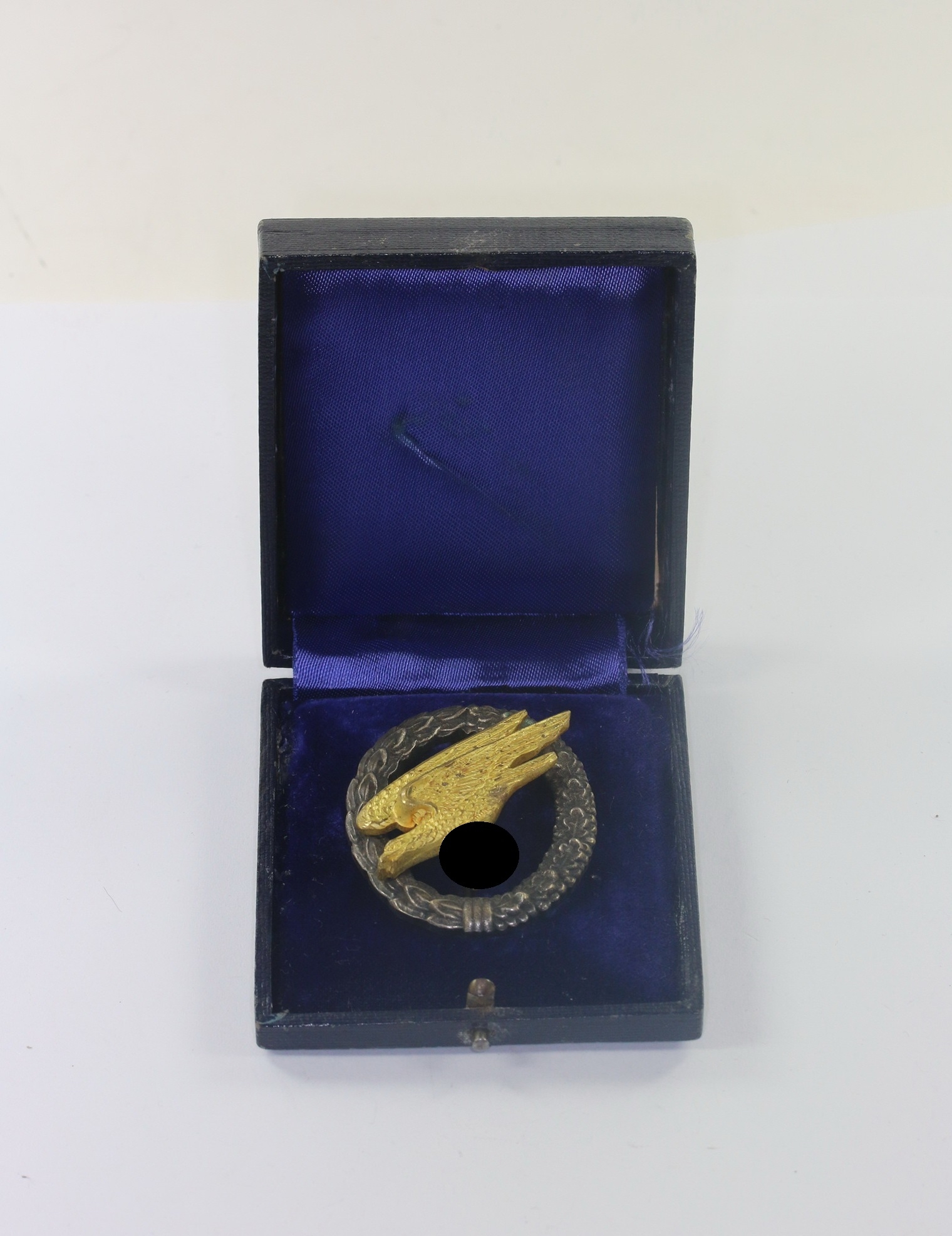 fallschirmsch_tzenabzeichen_der_luftwaffe_c Fallschirmschützenabzeichen der Luftwaffe, C.E. Juncker Berlin S.W., im Etui – Bild 1