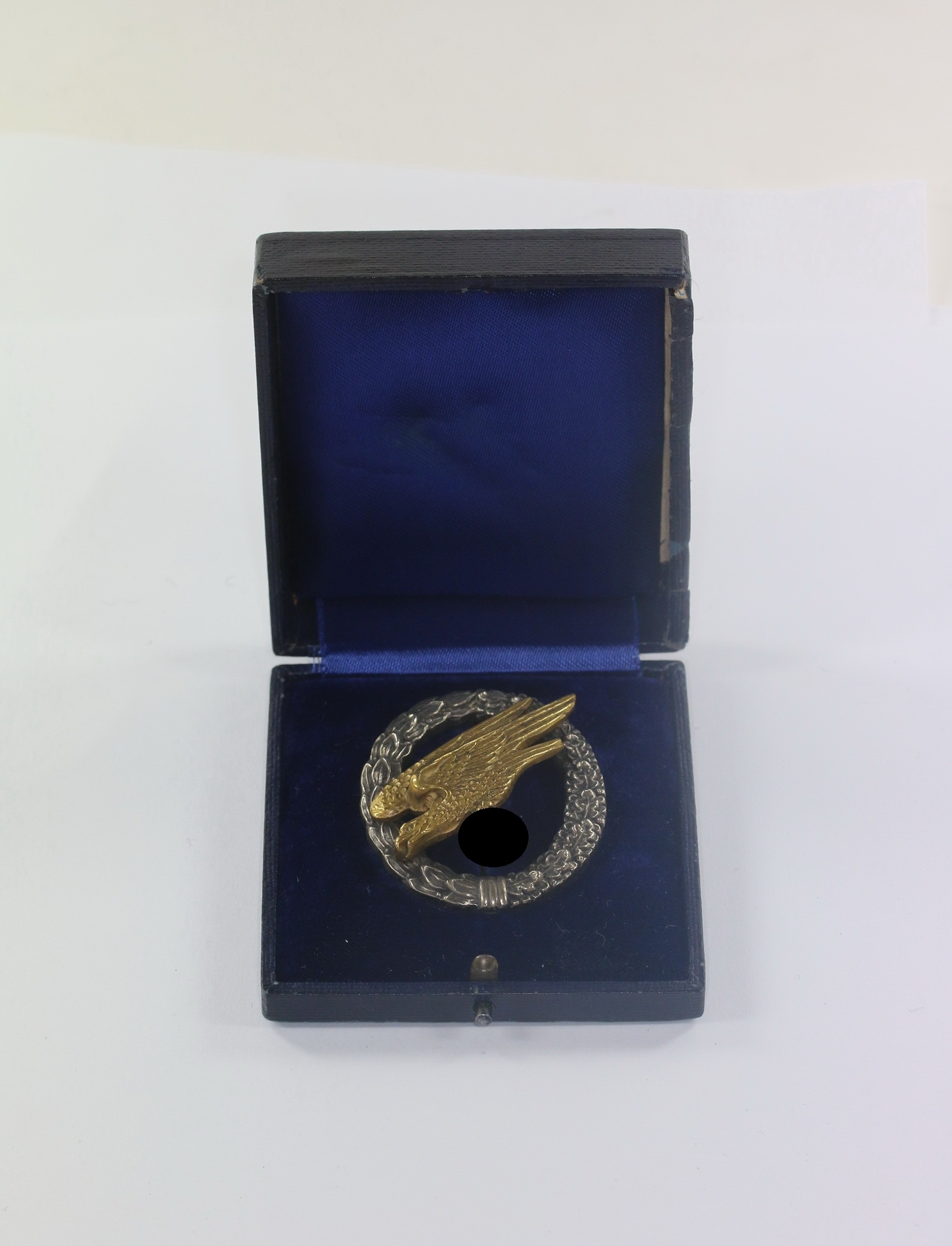 fallschirmsch_tzenabzeichen_der_luftwaffe_c Fallschirmschützenabzeichen der Luftwaffe, C.E. Juncker Berlin S.W., im Etui – Bild 1