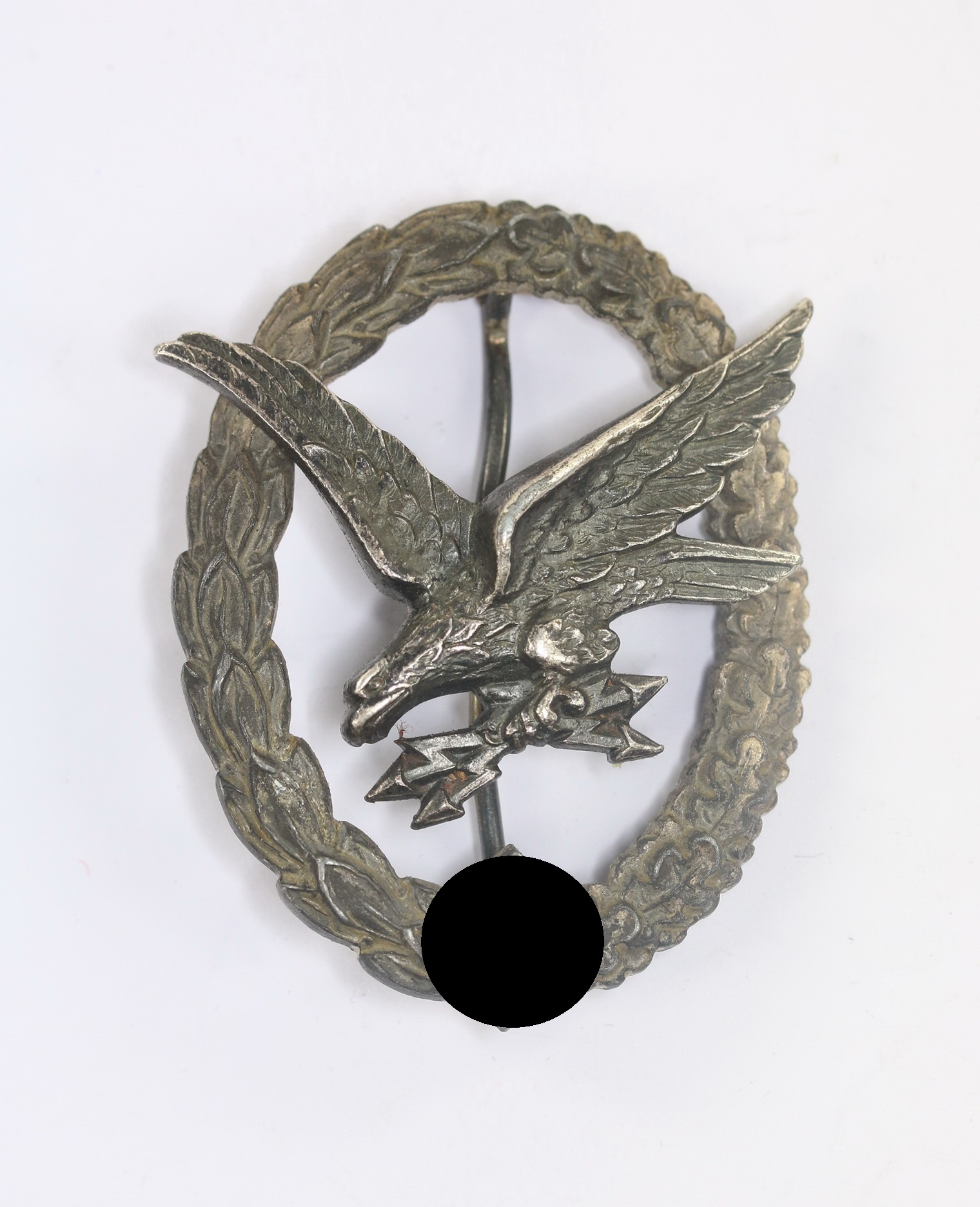 flakkampfabzeichen_der_luftwaffe_hst Fliegerschützenabzeichen mit Blitzbündel, Hst. W. Deumer Lüdenncheid (Zink) – Bild 1