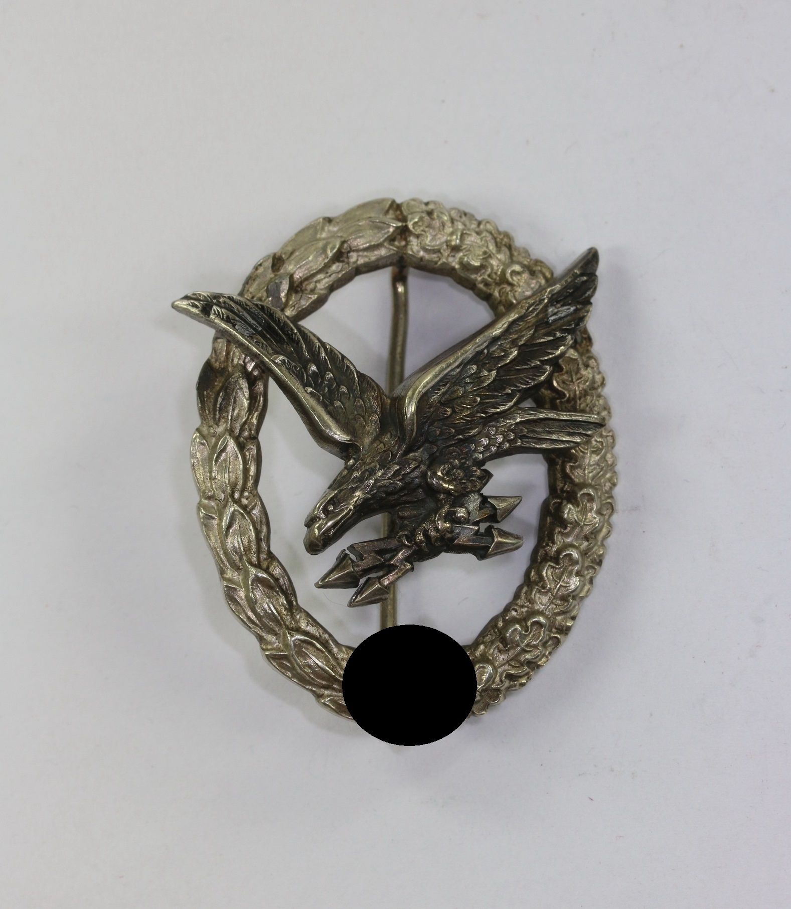 fliegersch_tzenabzeichen_der_luftwaffe_mit_blitzb_ndel_hst Fliegerschützenabzeichen der Luftwaffe mit Blitzbündel, Hst. C.E. Juncker – Bild 1