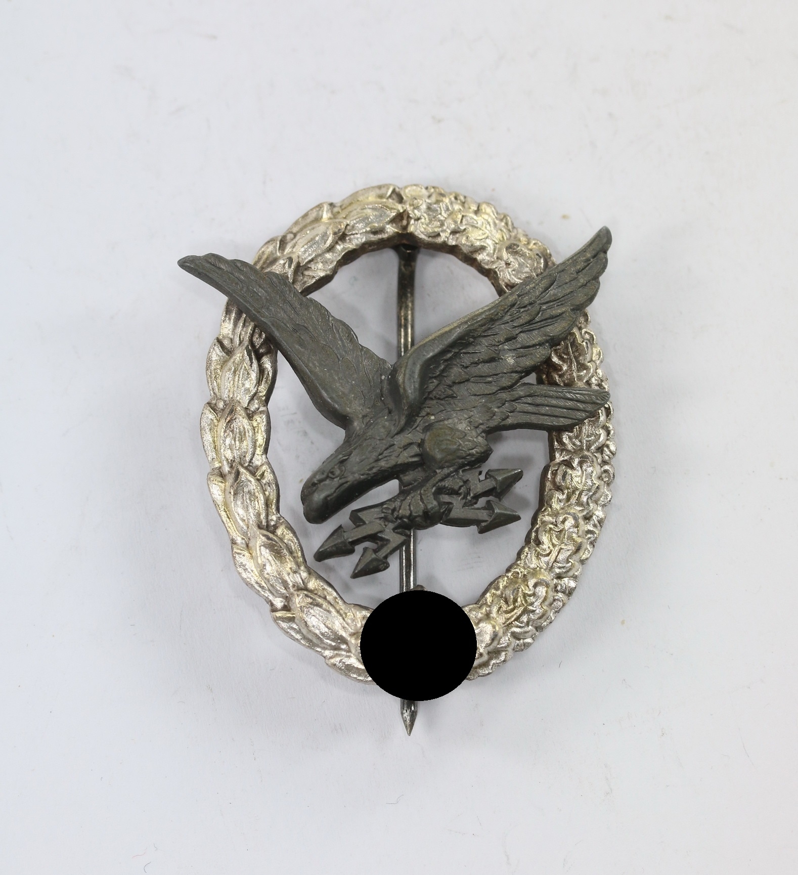 fliegersch_tzenabzeichen_der_luftwaffe_mit_blitzb_ndel_hst Fliegerschützenabzeichen der Luftwaffe mit Blitzbündel, Hst. C.E. Juncker – Bild 1