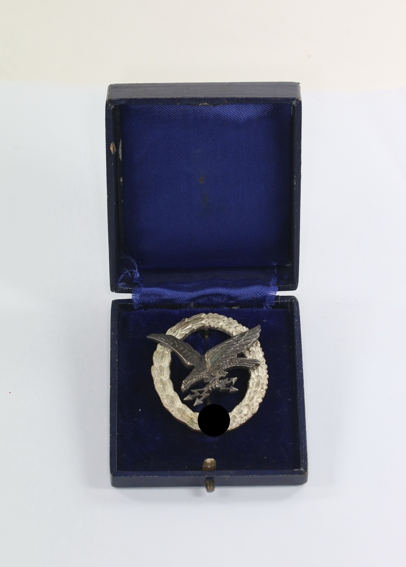 Fliegerschützenabzeichen der Luftwaffe mit Blitzbündel, Hst. Juncker (J.1), im Etui – Bild 1